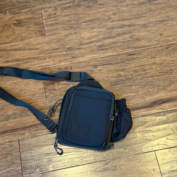 BEIS Handbags - BEIS Black sport sling